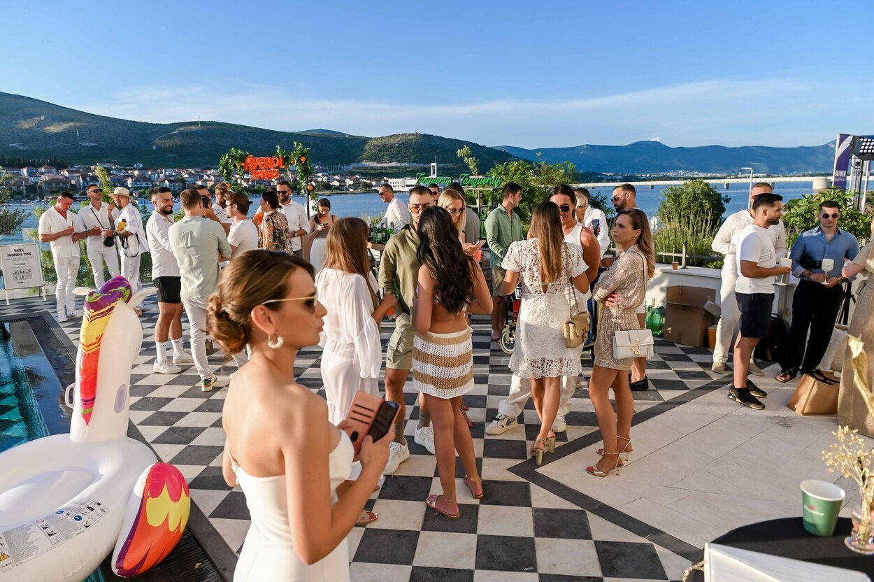 POZNATI HRVATI SU SE RASPLESALI NA STORY SUMMER PARTYJU: Pogledajte uzavrelu atmosferu najjačeg ljetnog tuluma na bazenu