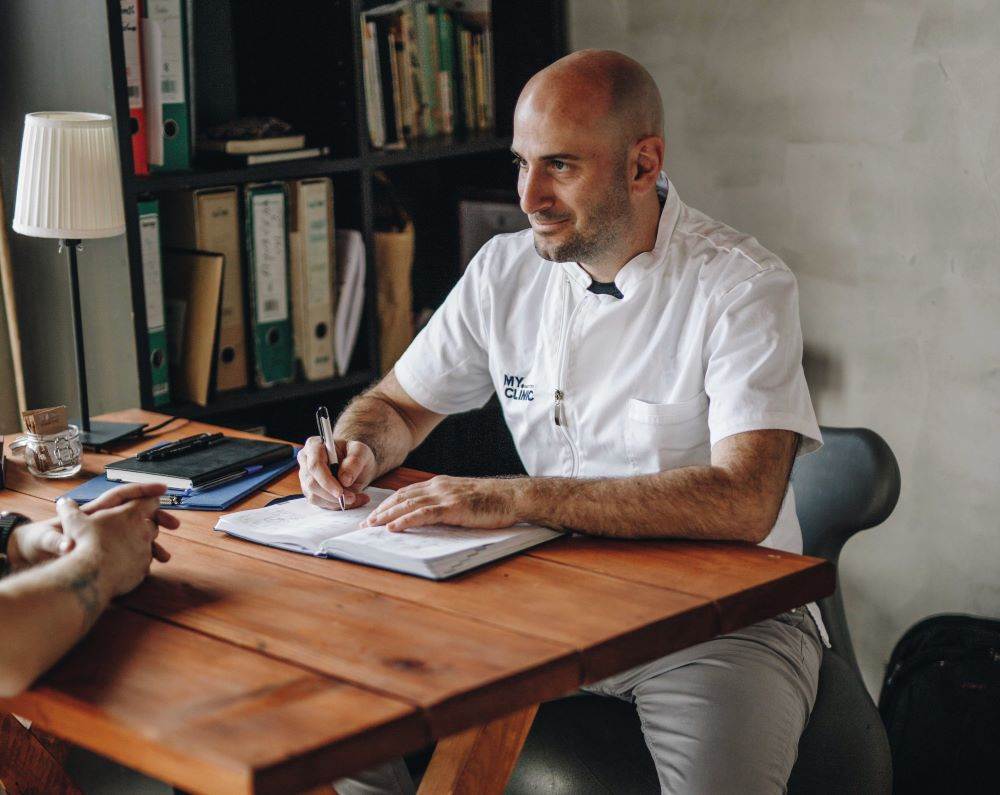 bacc. Ayurvede pri Rasayana Ayurveda u Zagrebu. Više informacija potražite na https://rasayana.hr/o-nama/ te https://www.instagram.com/detox_croatia/