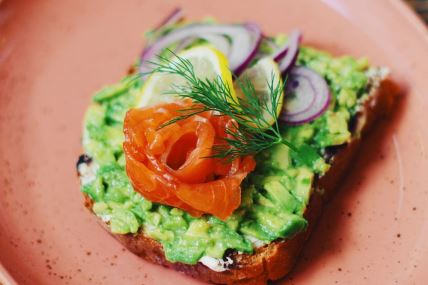 avokado losos tost
