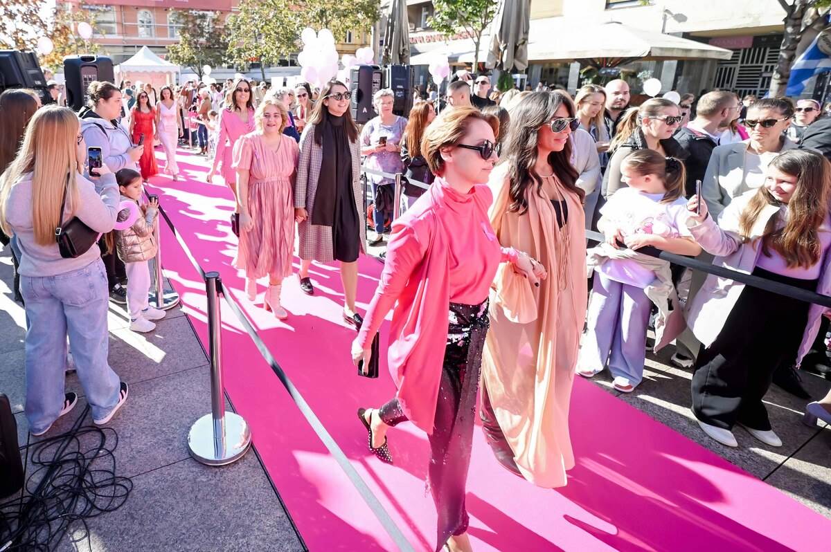 Pink modna pista u srcu Zagreba: Kreacije domaćih dizajnera nosile su junakinje Udruge P.I.N.K. life i poznate osobe