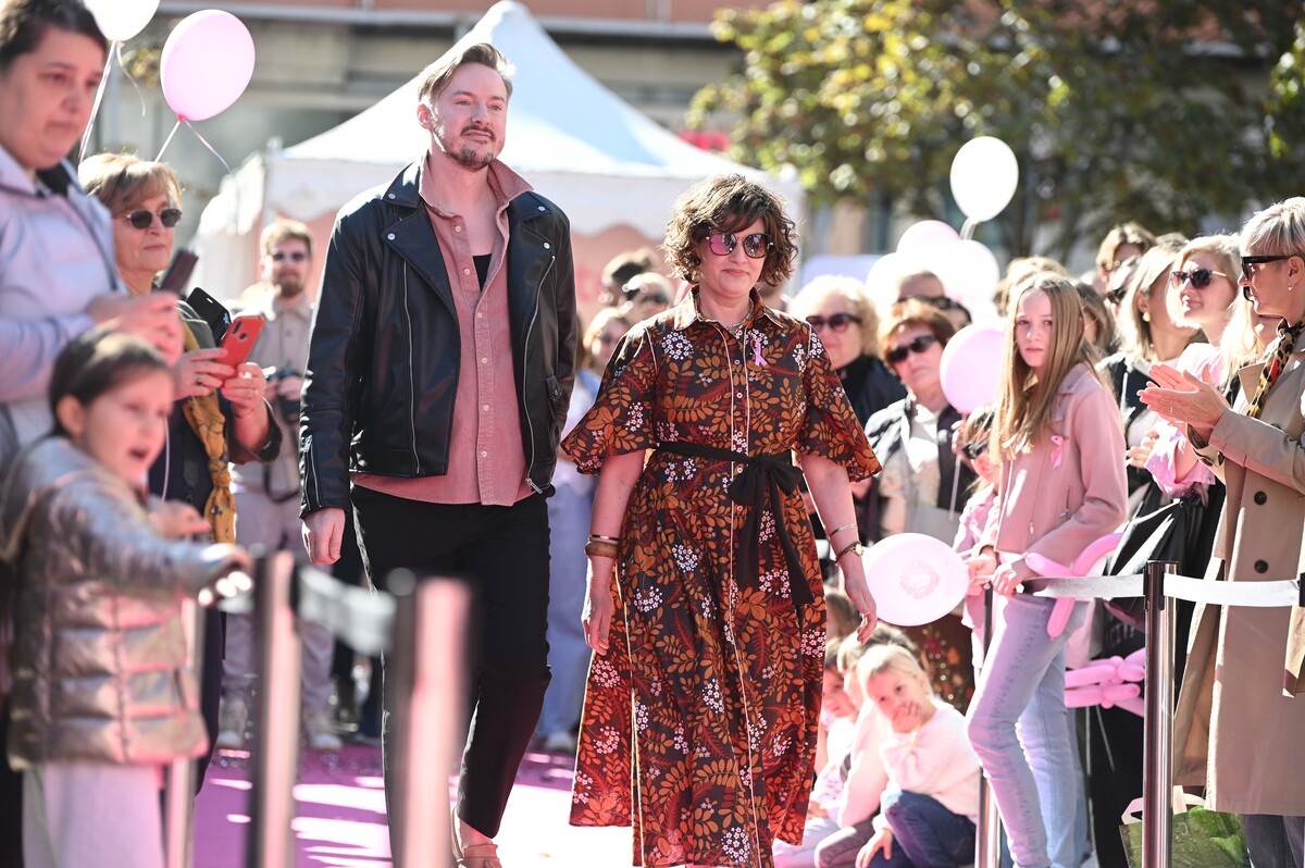 Pink modna pista u srcu Zagreba: Kreacije domaćih dizajnera nosile su junakinje Udruge P.I.N.K. life i poznate osobe