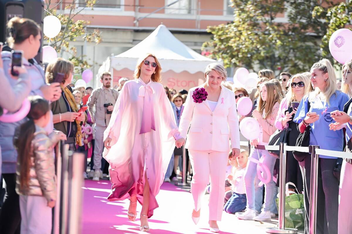 Pink modna pista u srcu Zagreba: Kreacije domaćih dizajnera nosile su junakinje Udruge P.I.N.K. life i poznate osobe