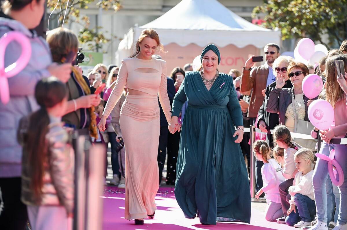 Pink modna pista u srcu Zagreba: Kreacije domaćih dizajnera nosile su junakinje Udruge P.I.N.K. life i poznate osobe