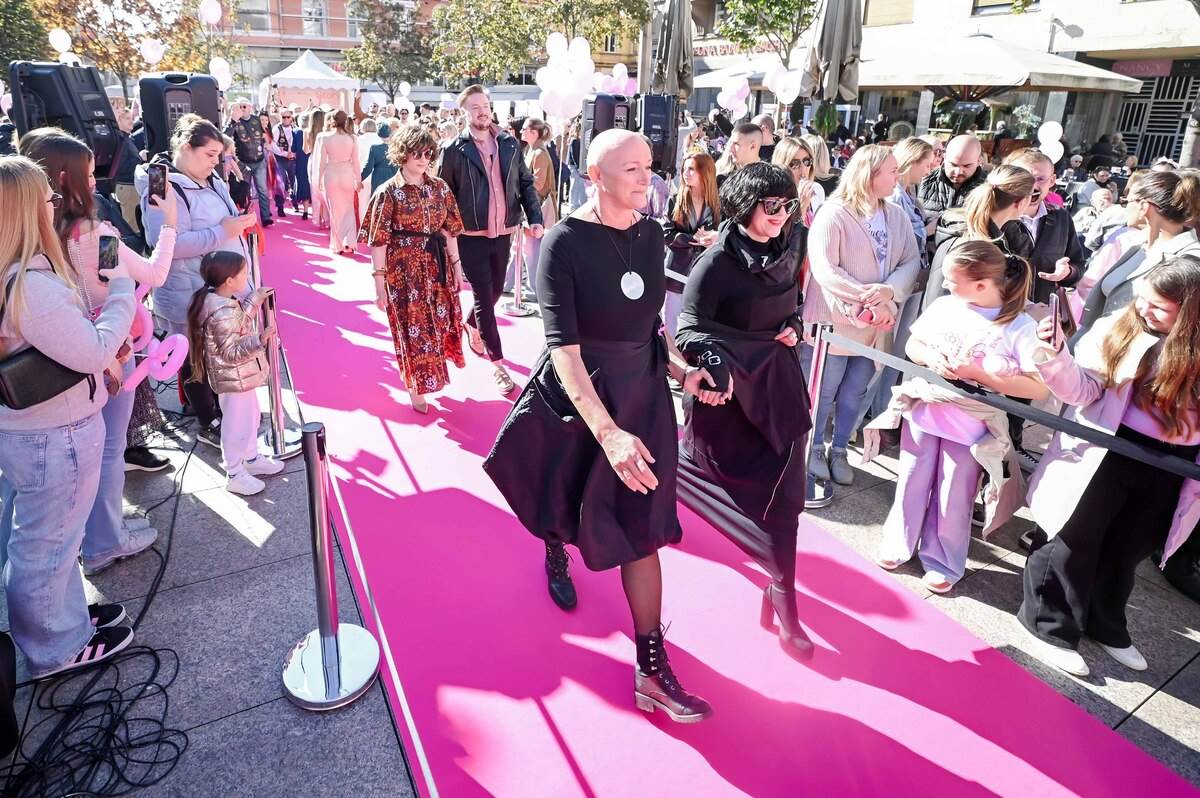 Pink modna pista u srcu Zagreba: Kreacije domaćih dizajnera nosile su junakinje Udruge P.I.N.K. life i poznate osobe