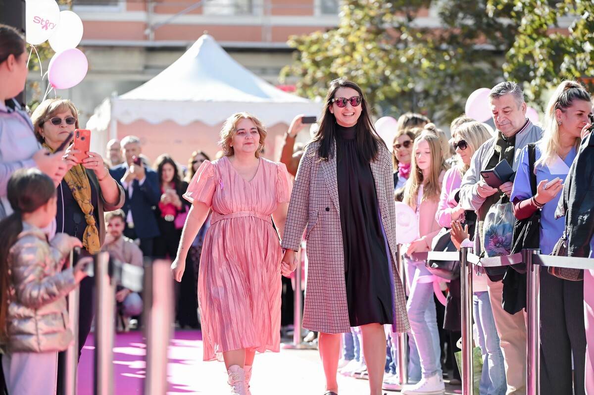 Pink modna pista u srcu Zagreba: Kreacije domaćih dizajnera nosile su junakinje Udruge P.I.N.K. life i poznate osobe