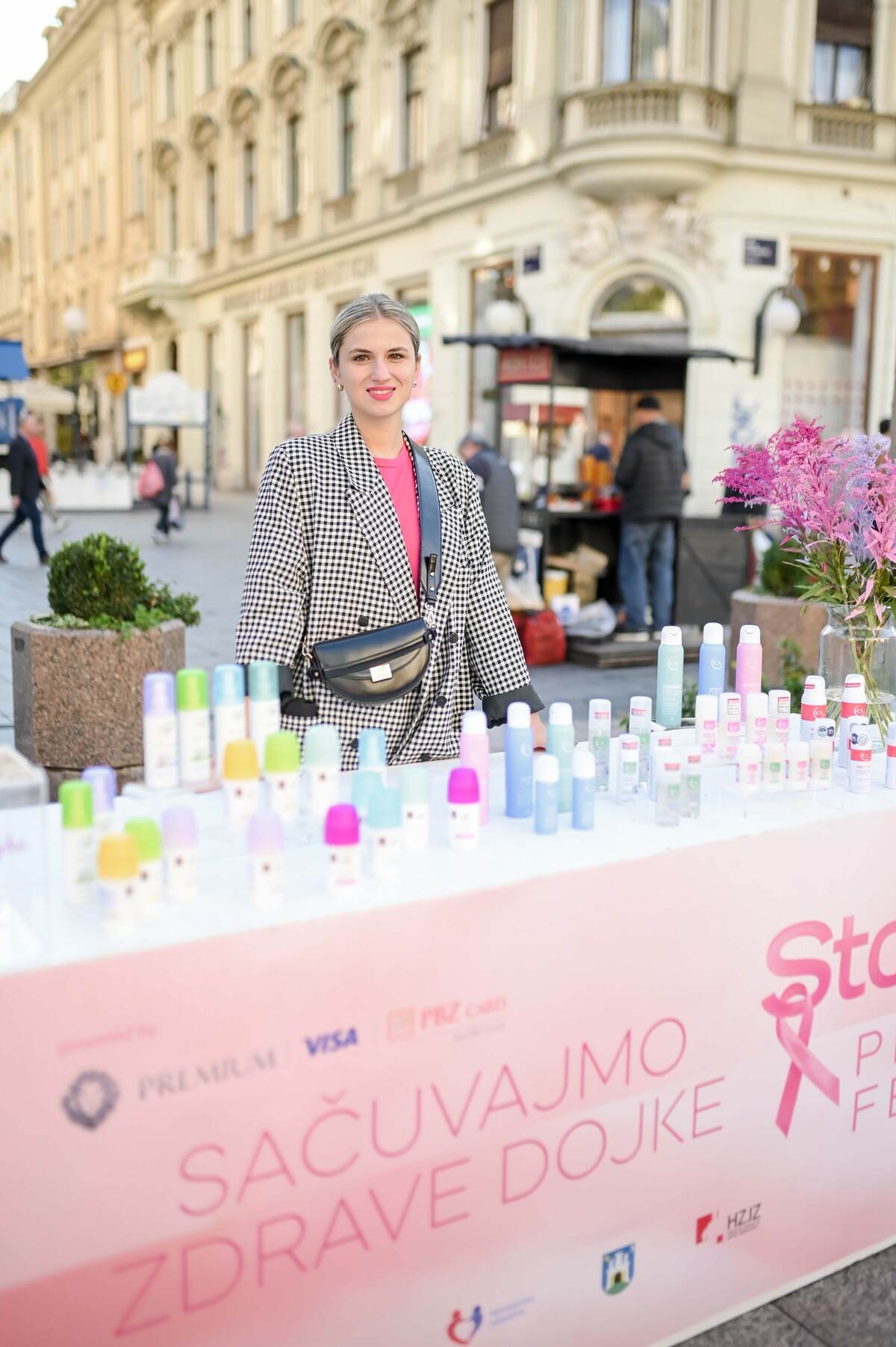 Pink modna pista u srcu Zagreba: Kreacije domaćih dizajnera nosile su junakinje Udruge P.I.N.K. life i poznate osobe