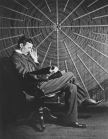 Nikola Tesla sjedi