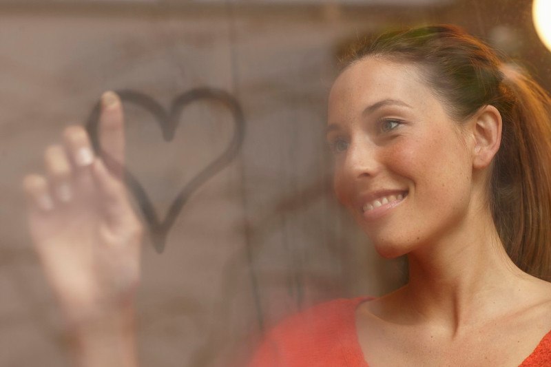 žena srce na prozoru