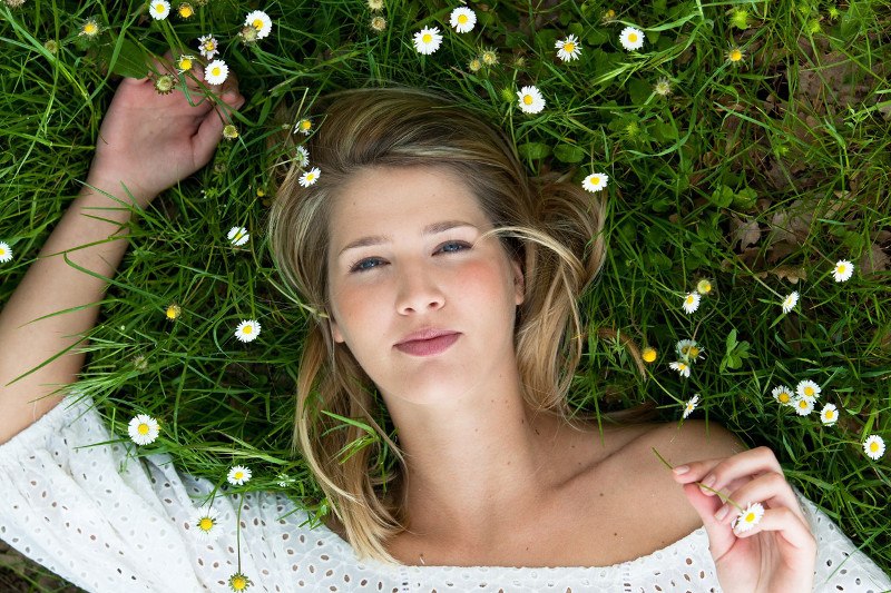 žena leži na travi