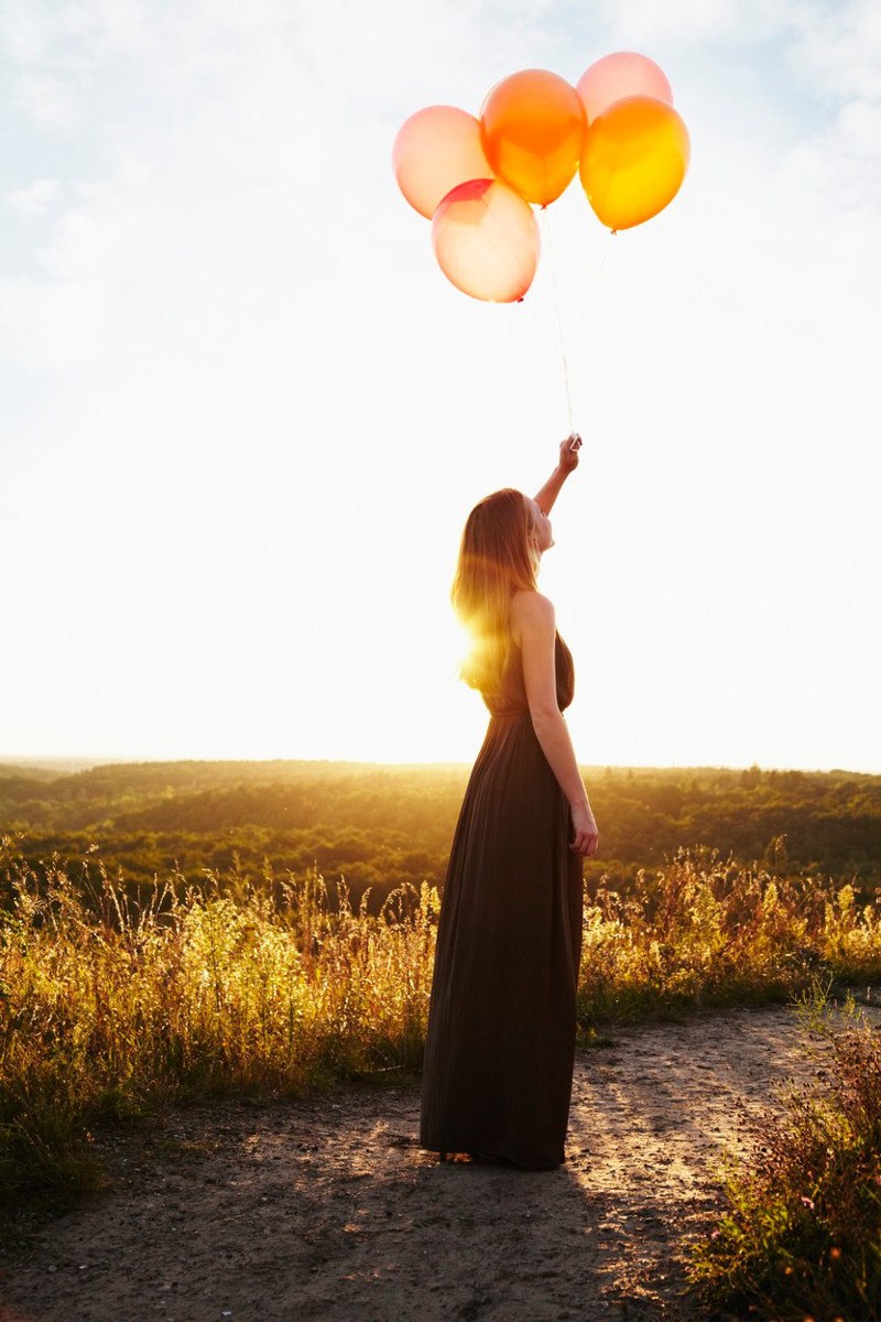 žena i baloni