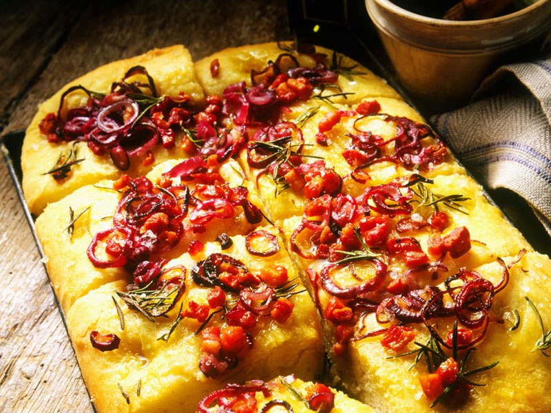 Focaccia s krumpirom, ružmarinom i rajčicama