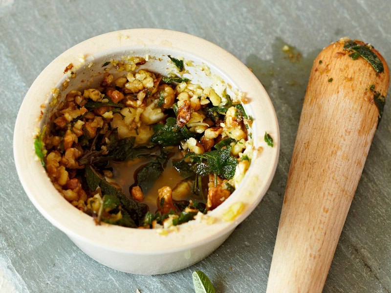 Pesto od kadulje i oraha