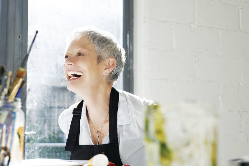 starija žena se smije