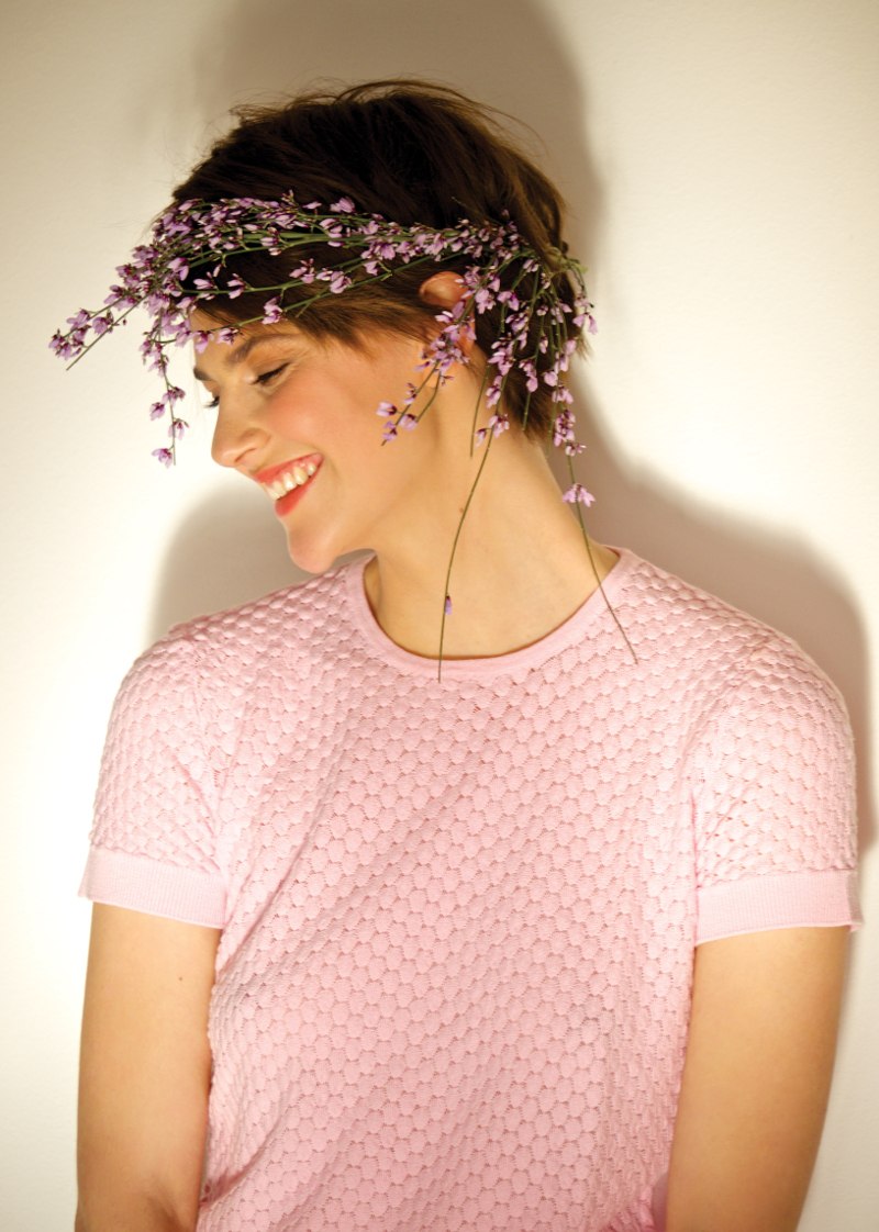 žena se smije, vijenac u kosi