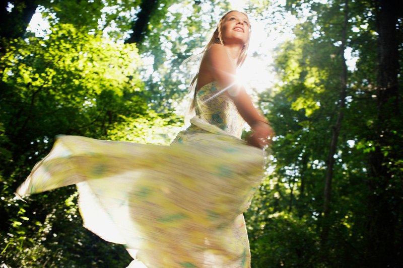 žena pleše u šumi