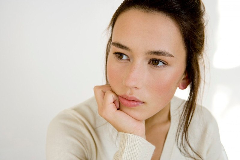 žena, zabrinuta, razmišlja