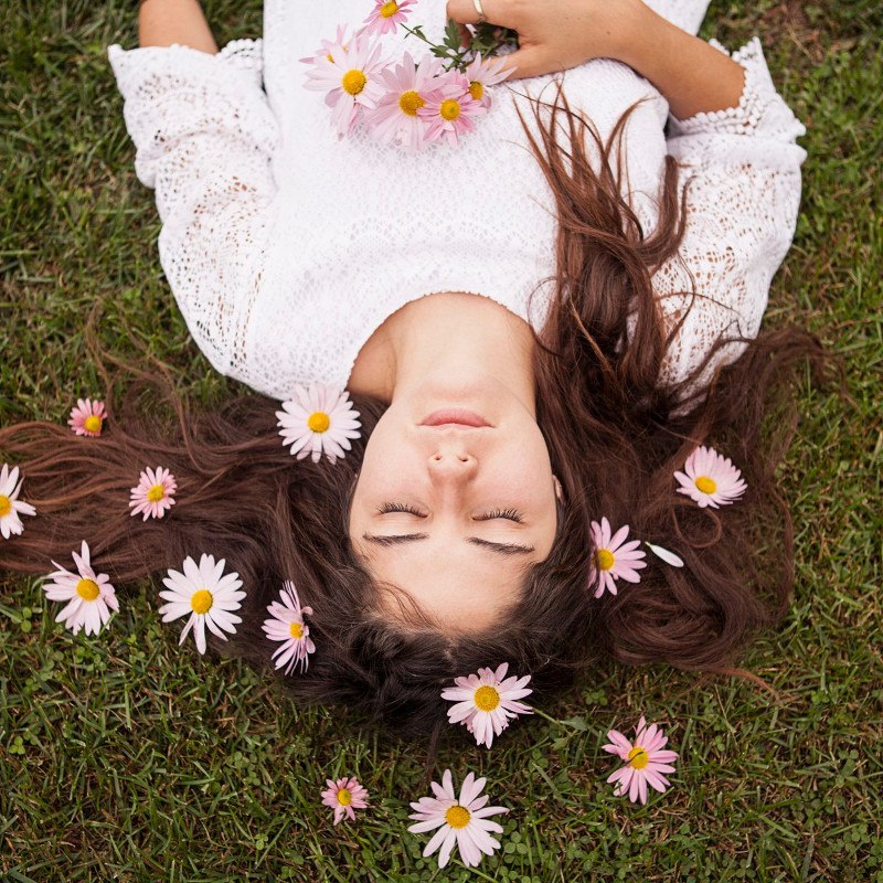 žena leži, cvijeće