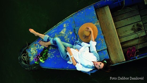 žena leži na brodiću