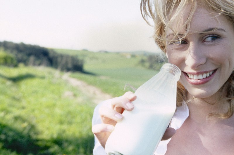 žena pije mlijeko
