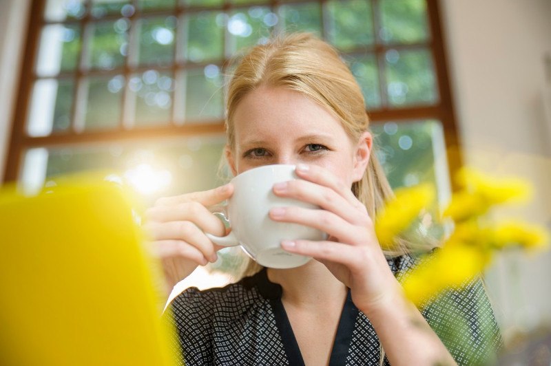 žena pije kavu, čaj