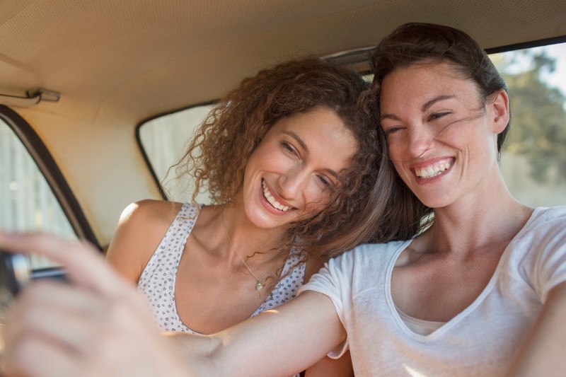 dvije žene, prijateljice