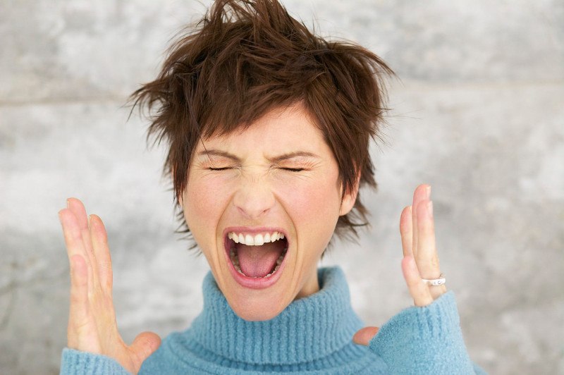 žena vrišti, viče,  ljutnja