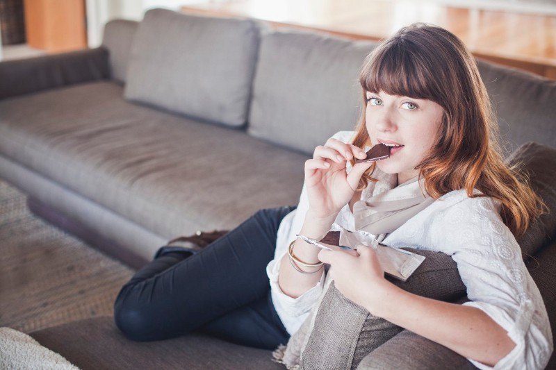 žena hrana čokolada