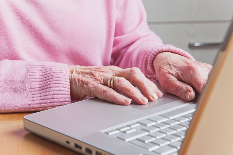 starija žena, laptop