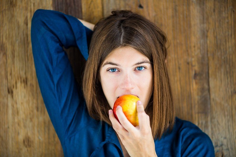 žena hrana jabuka