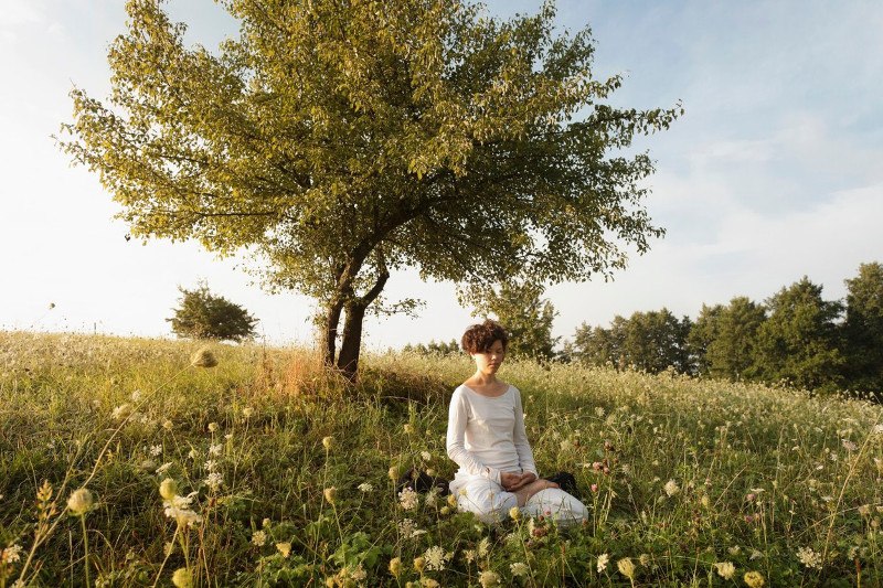 žena, priroda, meditacija