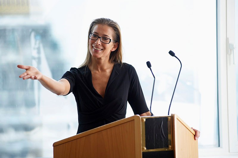 žena govor, javni nastup