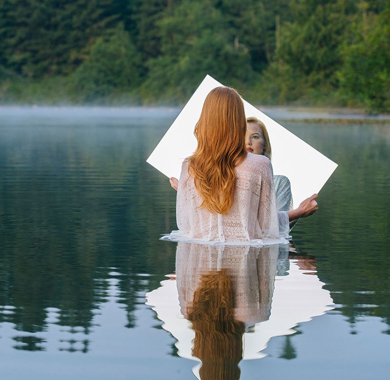 žena ogledalo jezero