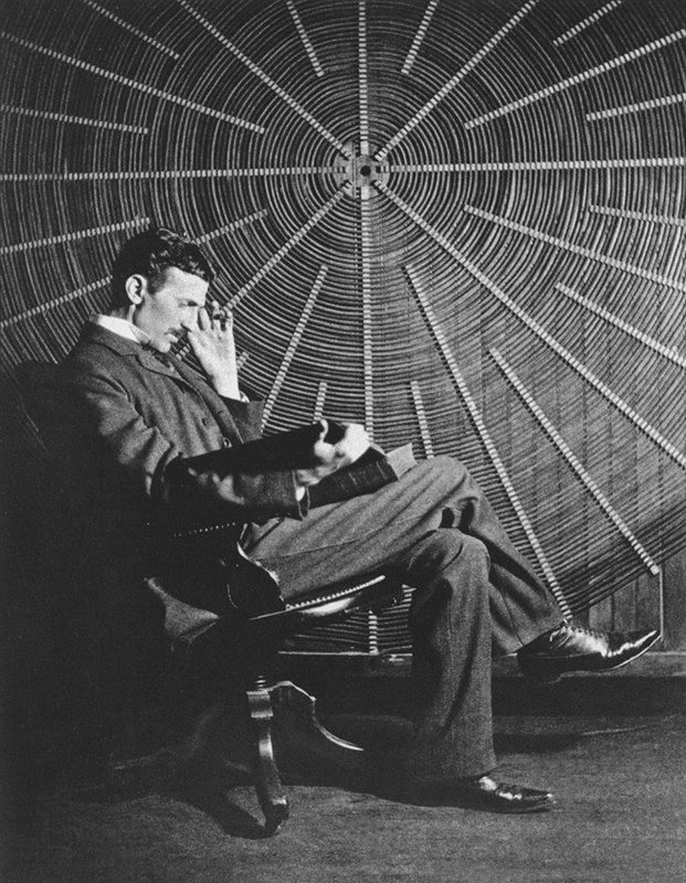 Nikola Tesla sjedi