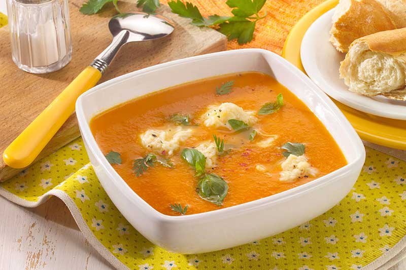 Juha od pečene mrkve s okruglicama