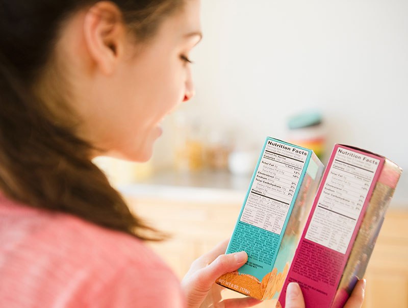 žena čita deklaracije