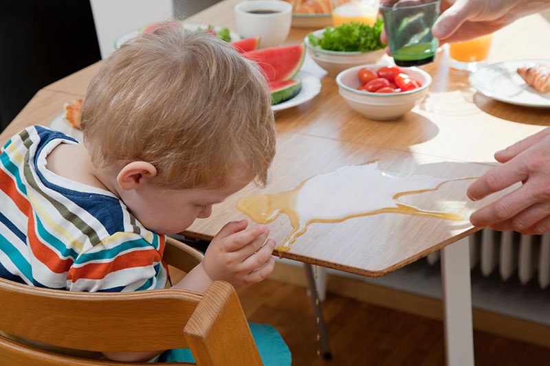 dijete nered kuhinja