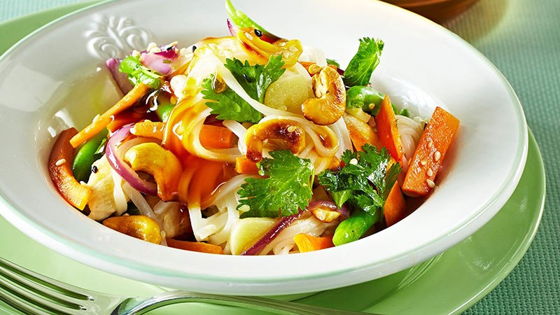 Rižini rezanci s piletinom i povrćem