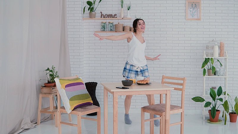 žena osmijeh dom ples