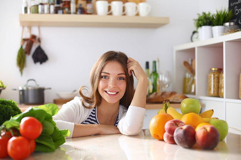 žena kuhinja sreća