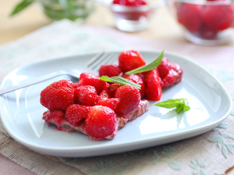 torta od badema s jagodama