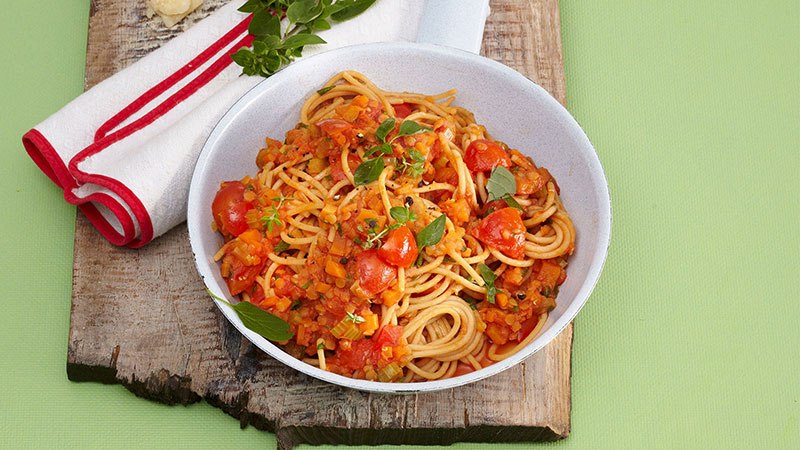 Hrana tjestenina u umaku od leće