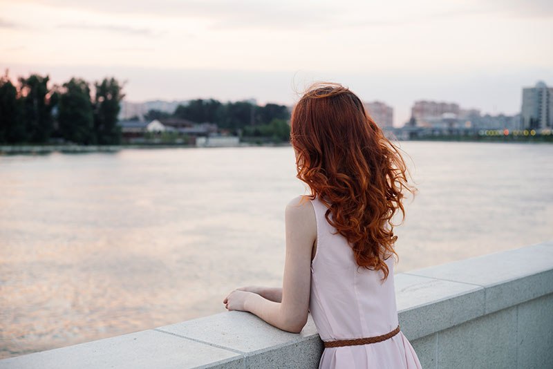 žena priroda zamišljenost