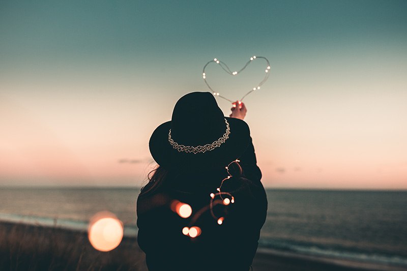 žena svjetlost lampice srce