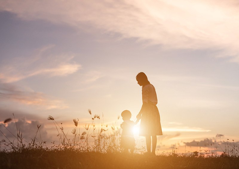 majka dijete zalazak sunca
