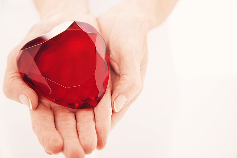 žena ruke dijamant srce