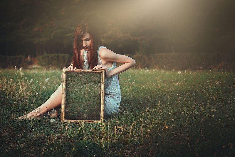 žena ogledalo livada