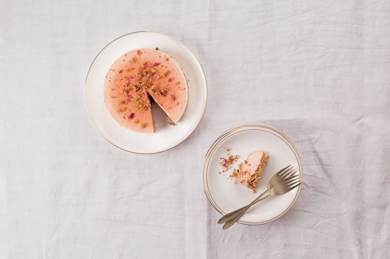 sirova torta s ružama