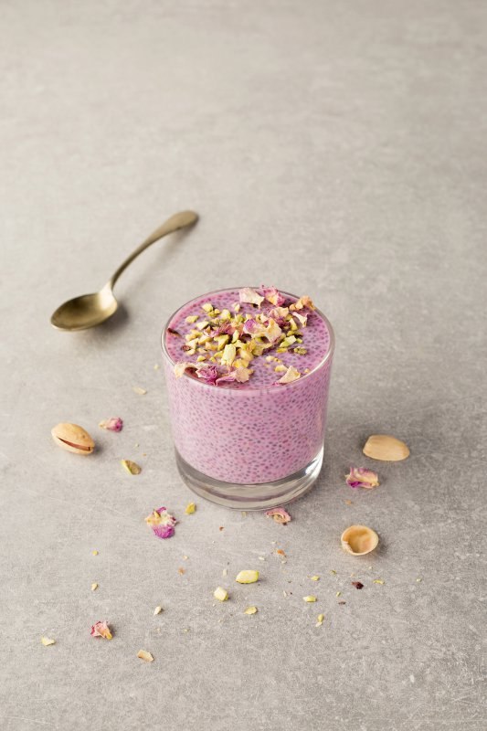 chia puding s pistacijom i ružama