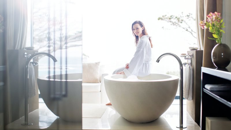 žena kupka od cvijeća