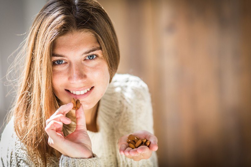 žena bademi, namirnice za lijepu kožu